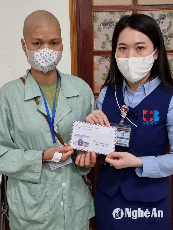 Bệnh nhân Lô Thị Hiếu ở xã Chiêu Lưu, Kỳ Sơn trong quá trình điều trị ở Bệnh viện Ung bướu Nghệ An đã được Phòng Công tác xã hội - Truyền thông và các nhà hảo tâm hỗ trợ cả vật chất lẫn tinh thần. Ảnh: CSCC