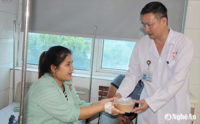 Bác sĩ Chuyên khoa II Nguyễn Văn Hướng tặng suất ăn cho bệnh nhân nữ nhân ngày 20/10. Ảnh: CSCC