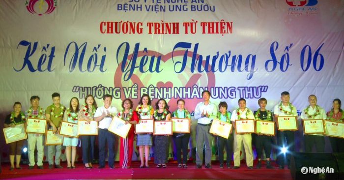 Chương trình từ thiện kết nối yêu thương tại Bệnh viện Ung bướu Nghệ An có sự tham gia của nhiều ca sĩ nổi tiếng như Siu Black. Ảnh: CSCC