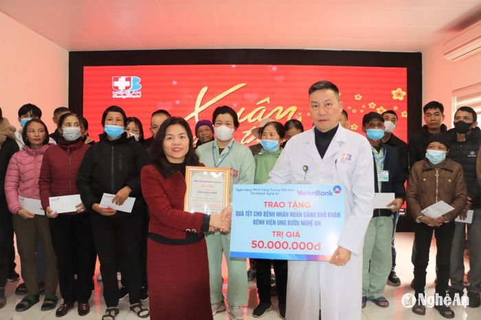 Với cách làm công khai, minh bạch, nhiều nhà hảo tâm đã đồng hành, ủng hộ các chương trình thiện nguyện hỗ trợ bệnh nhân khó khăn của Bệnh viện Ung bướu Nghệ An. Ảnh: CSCC