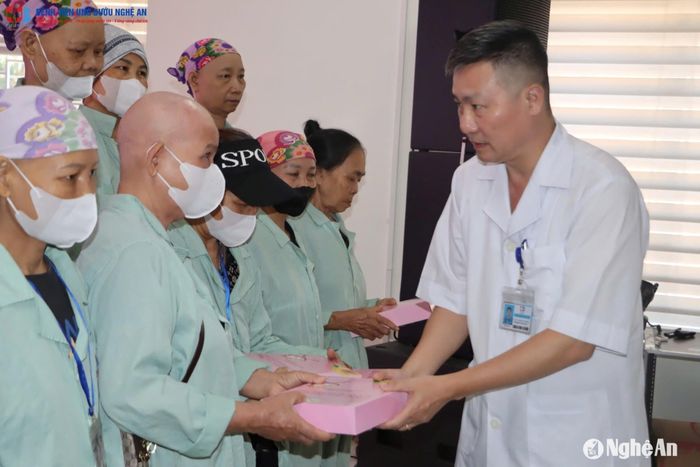 Bác sĩ Chuyên khoa II Nguyễn Văn Hướng tặng tóc cho bệnh nhân ung thư tại chương trình "Trăm mái tóc, triệu nụ cười. Ảnh: CSCC