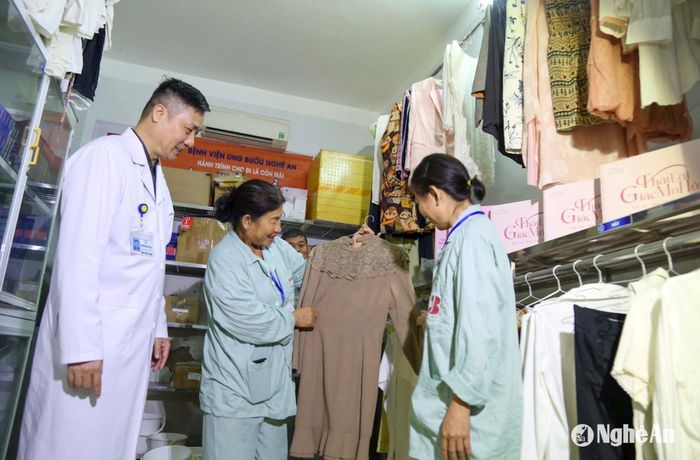 Niềm vui của bệnh nhân khi chọn đồ tại gian hàng không đồng "Ai thừa mang đến, ai thiếu đến lấy" tại Bệnh viện Ung bướu Nghệ An. Ảnh: Đình Tuyên