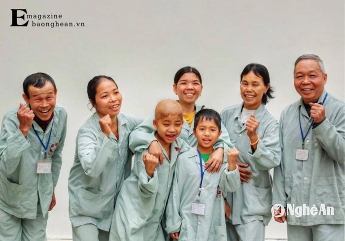 Nụ cười chiến thắng của bệnh nhân điều trị tại Bệnh viện Ung bướu Nghệ An. Ảnh: CSCC