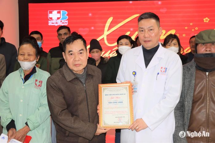 Bác sĩ Nguyễn Văn Hướng trao chứng nhận tấm lòng vàng cho nhà hảo tâm tham gia chương trình thiện nguyện tại Bệnh viện Ung bướu Nghệ An. Ảnh: CSCC