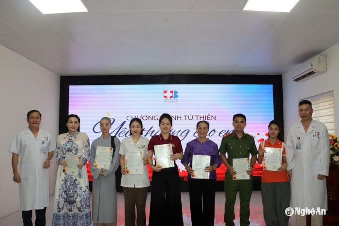 Bác sĩ Nguyễn Văn Hướng và đại diện lãnh đạo Bệnh viện Ung bướu Nghệ An cảm ơn các nhà tài trợ tham gia chương trình từ thiện yêu thương cho em. Ảnh: CSCC