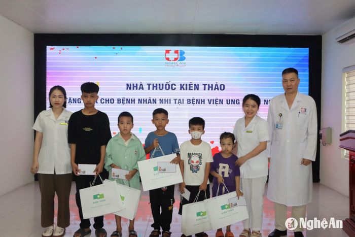 Bác sĩ Chuyên khoa II Nguyễn Văn Hướng cùng Phòng công tác xã hội - Truyền thông và nhà hảo tâm trao tặng quà cho bệnh nhân nhi ở Bệnh viện Ung bướu Nghệ An. Ảnh: CSCC