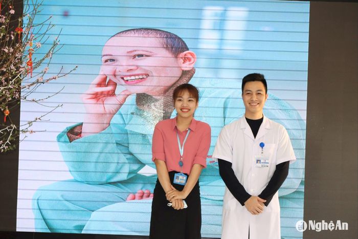 Nụ cười chiến thắng của bệnh nhân (ảnh sau) và niềm vui của những người làm công tác xã hội. Ảnh: CSCC