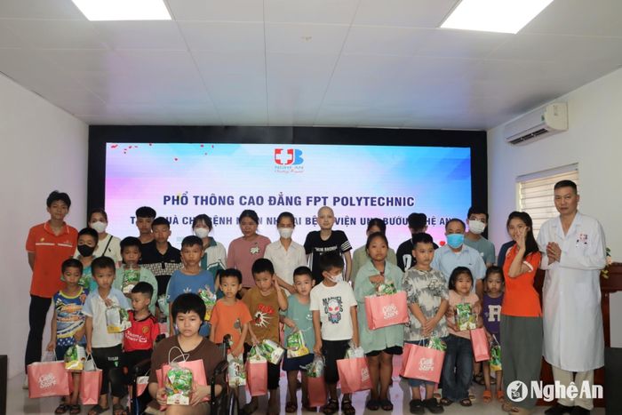 Bệnh viện Ung bướu Nghệ An phối hợp với các đơn vị tặng quà cho bệnh nhân (bác sĩ Chuyên khoa II Nguyễn Văn Hướng đứng ngoài cùng bên phải). Ảnh: CSCC