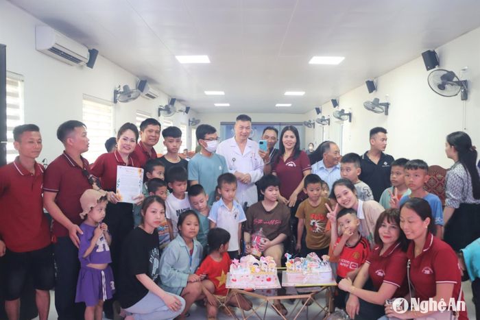 Bác sĩ Chuyên khoa II Nguyễn Văn Hướng (giữa) và Phòng Công tác xã hội - Truyền thông tổ chức sinh nhật cho bệnh nhân nhi điều trị ở Bệnh viện Ung bướu Nghệ An. Ảnh: CSCC