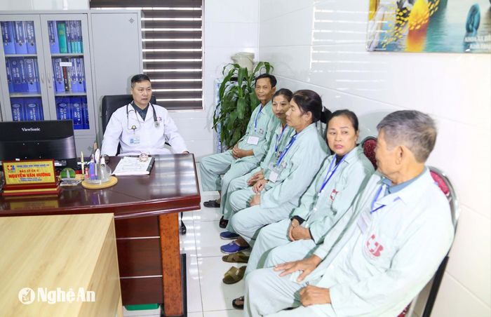 Bác sĩ Chuyên khoa II Nguyễn Văn Hướng trao đổi, tìm hiểu hoàn cảnh các bệnh nhân. Ảnh: Đình Tuyên