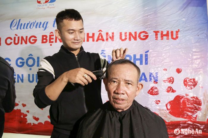 Anh Phan Văn Khánh - thợ cắt tóc ở Nam Đàn đã gắn bó với chương trình cắt tóc, gội đầu miễn phí cho bệnh nhân ung thư tại Bệnh viện Ung bướu Nghệ An được 3 năm nay. Ảnh: Đình Tuyên
