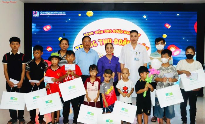 Bác sĩ Chuyên khoa II Nguyễn Văn Hướng và nhà hảo tâm tặng quà cho bệnh nhân Nhi trong chương trình Trung Thu yêu thương.Ảnh CSCC