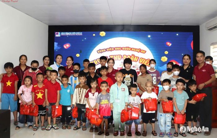 Chương trình Trung thu đoàn viên do Bệnh viện Ung bướu Nghệ An phối hợp với các nhà hảo tâm tổ chức. Ảnh: CSCC