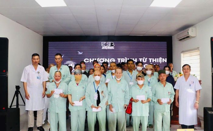 Chương trình từ thiện tặng quà cho bệnh nhân gia đình chính sách, người có công ngày Thương binh - Liệt sĩ 27/7 tại Bệnh viện Ung bướu Nghệ An. Ảnh: CSCC