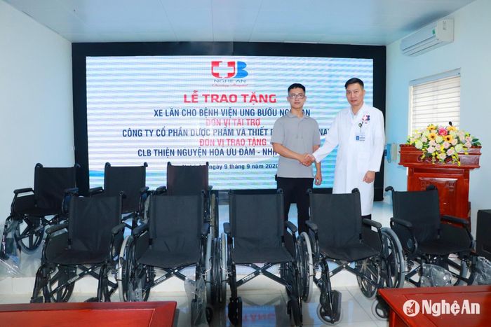 Bác sĩ Chuyên khoa II Nguyễn Văn Hướng kết nối nhà hảo tâm trao tặng xe lăn cho bệnh nhân. Ảnh: CSCC