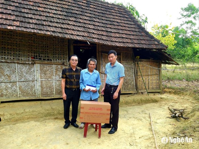 Bác sĩ Nguyễn Văn Hướng (bên phải) tặng quà cho bệnh nhân khó khăn tại xã Lục Dạ, huyện Con Cuông. Ảnh: CSCC