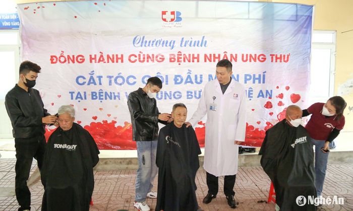 Bác sĩ Chuyên khoa II Nguyễn Văn Hướng (áo trắng) thăm hỏi bệnh nhân tại chương trình cắt tóc, gội đầu miễn phí. Ảnh: Đình Tuyên