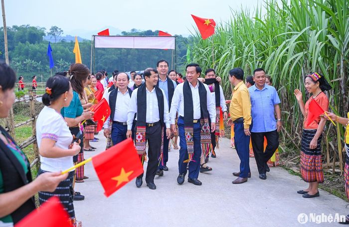 Trưởng ban Tổ chức Tỉnh ủy dự Ngày hội Đại đoàn kết tại bản Boong, xã Lạng Khê. Ảnh: Thành Cường