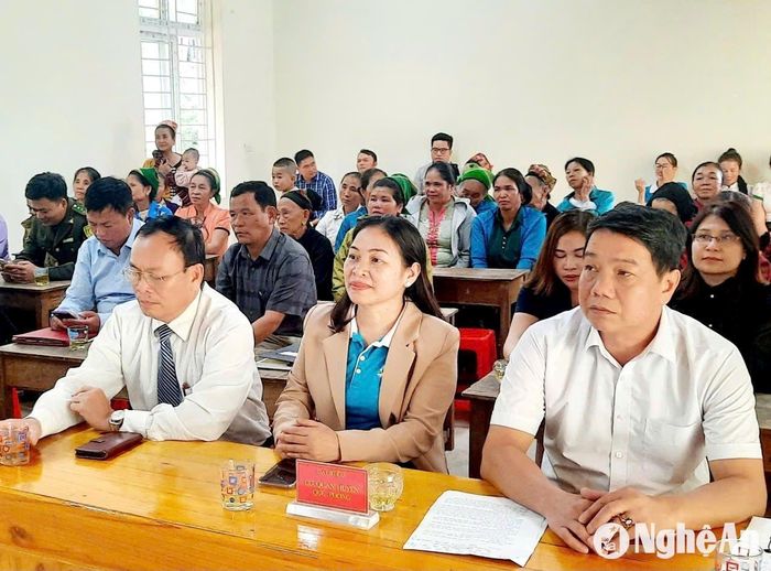 Đại diện các phòng, ban huyện Quế Phong tham dự Lễ khai giảng lớp học. Ảnh: Ái Vân