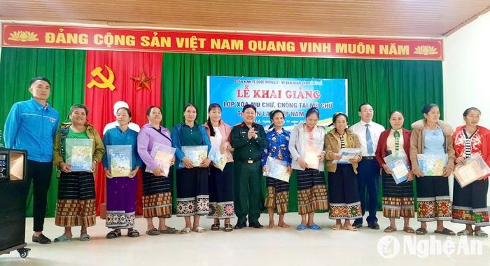 Ban tổ chức lớp học trao tặng sách vở, đồ dùng học tập cho các học viên. Ảnh: Ái Vân