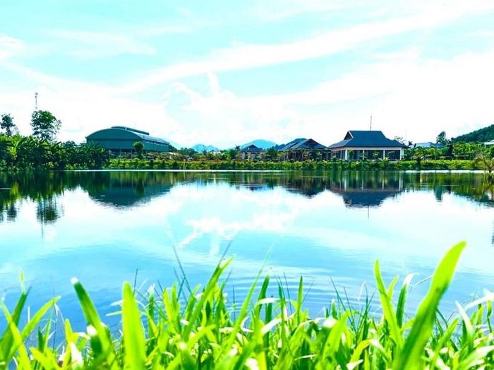 Hồ Vua Lê trong xanh như viên ngọc lục bảo.