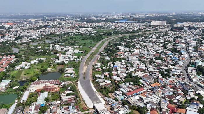 Dự án Hương lộ 2 đoạn 1, giai đoạn 1 là một trong những công trình trọng điểm của tỉnh đang được triển khai xây dựng. Ảnh: Phạm Tùng