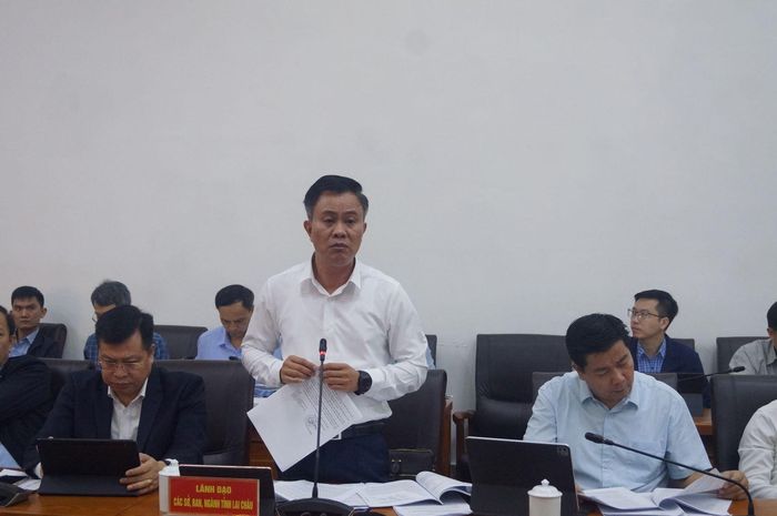 Lãnh đạo Sở Tài chính thông qua các tờ trình ban hành nghị quyết tại Kỳ họp.