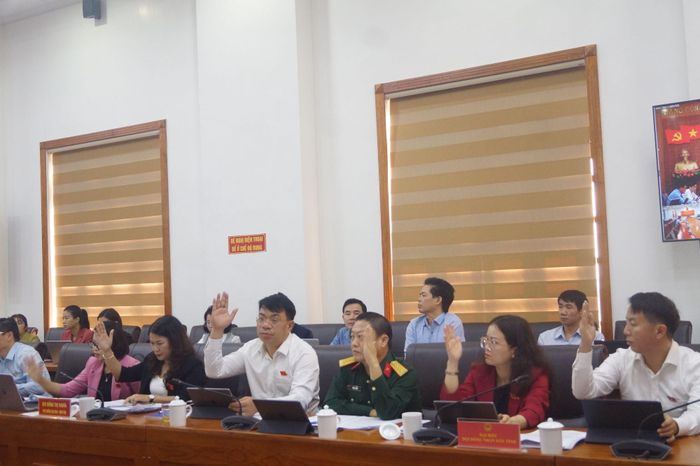 Đại biểu HĐND tỉnh biểu quyết thông qua các nghị quyết.