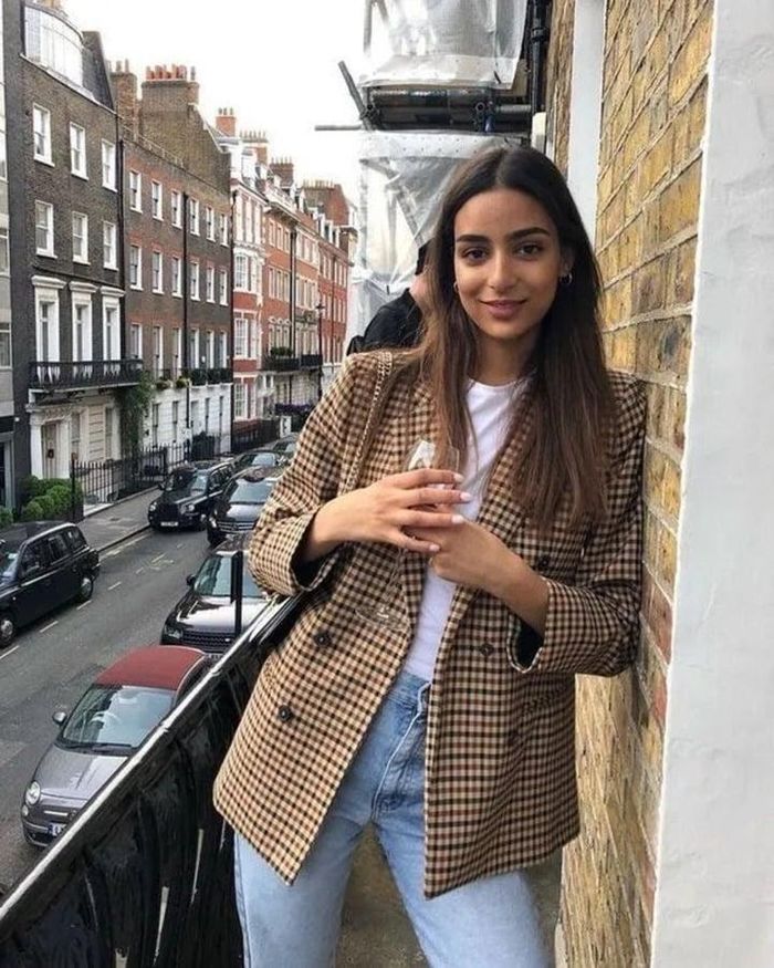 Khi phối đồ với áo blazer, bạn có thể phối áo thun hoặc sơ mi có màu sắc trung tính.