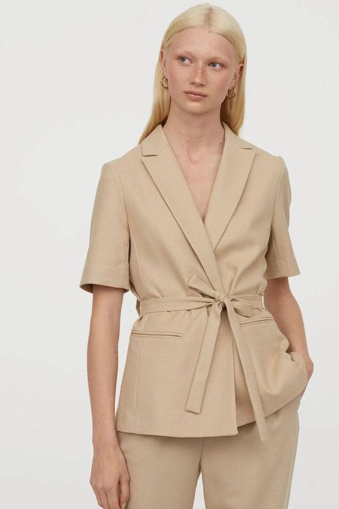 Blazer cropped mang đến vẻ ngoài thanh thoát, hiện đại.