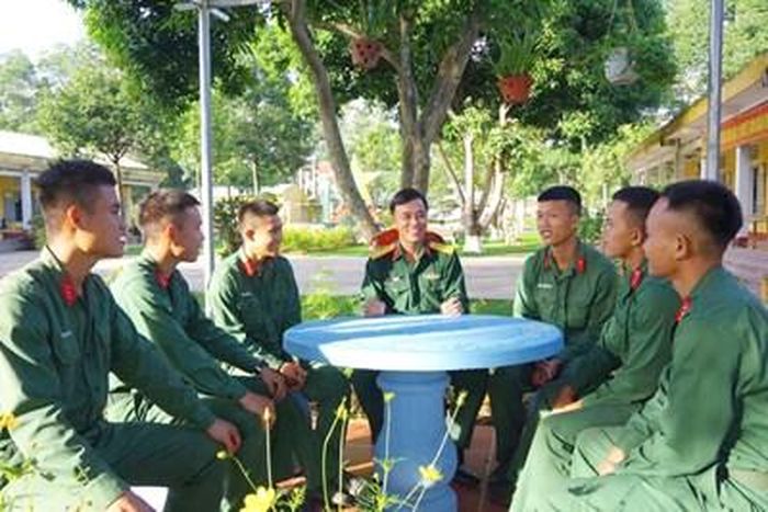 Chỉ huy Trung đoàn 19, Sư đoàn 968 (Quân khu 4) trò chuyện, động viên chiến sĩ đơn vị. Ảnh: GIANG ĐÌNH