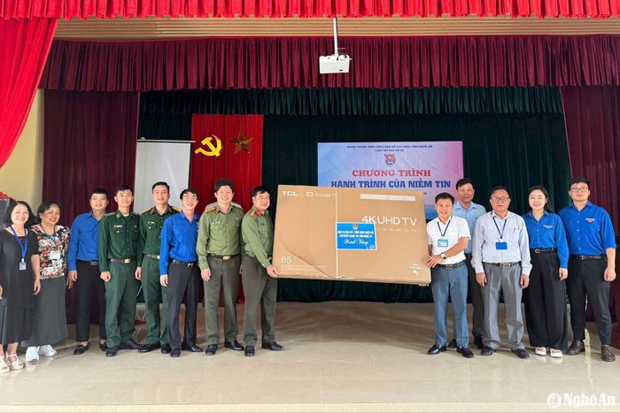 Đại diện Cụm thi đua số 05 - Tỉnh đoàn trao tặng quà cho cơ sở. Ảnh: H.M