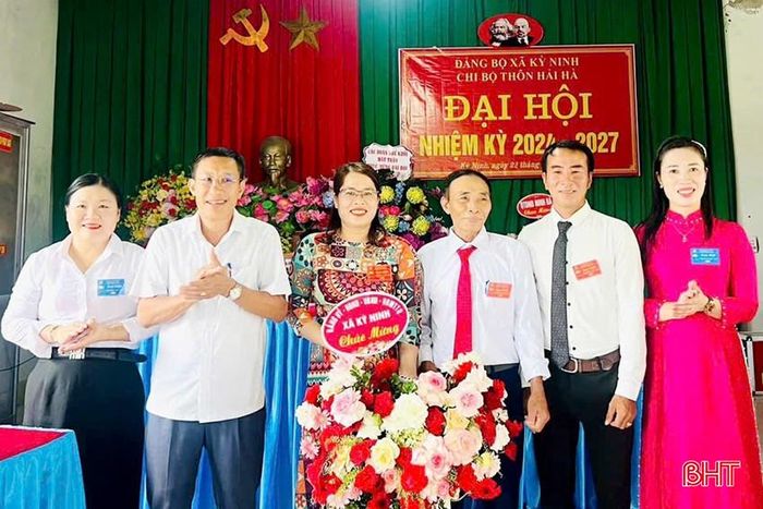  Trong 9 chi bộ nông thôn ở xã Kỳ Ninh, chi ủy có 27 đồng chí, trong đó có 7 nữ, 7 đồng chí trẻ để có bước kế thừa. 
