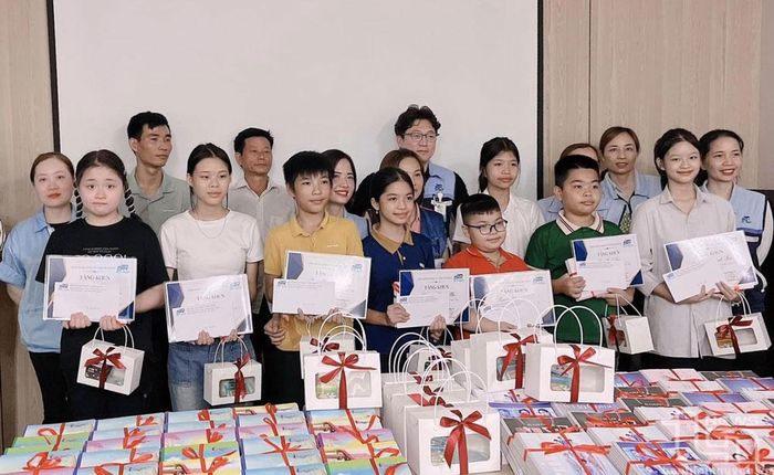 Công đoàn Công ty TNHH SR Tech (Khu công nghiệp Sông Công I) khen thưởng con đoàn viên đạt thành tích cao trong học tập.
