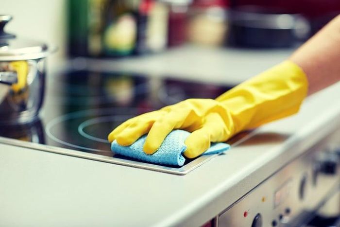 Lau chùi ngay sau khi nấu ăn là một trong những cách tốt nhất để giảm thiểu mùi đồ rán ám trong bếp. (Ảnh: Priority Chef)