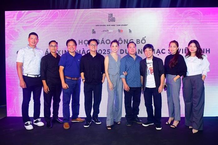 Việt Anh và một phần ê-kíp của chương trình