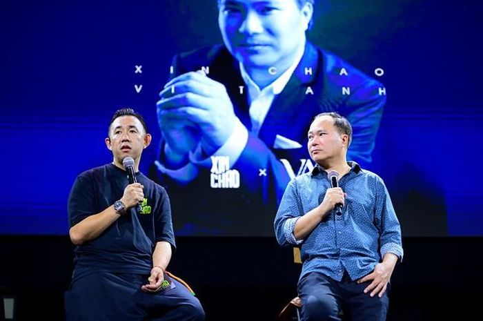 Đạo diễn Kiki Trần (trái) và nhạc sĩ Việt Anh tại buổi họp báo