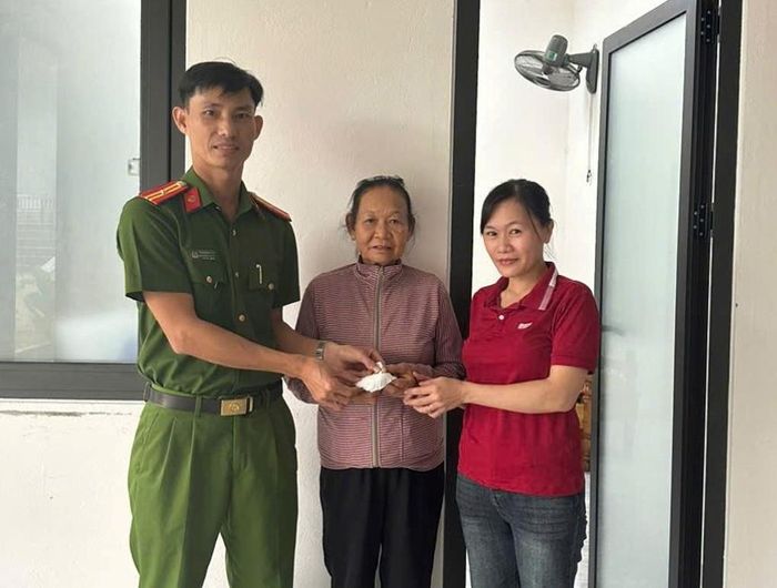 Chị Lụa trao trả 2 nhẫn vàng nhặt được cho bà Hoa.