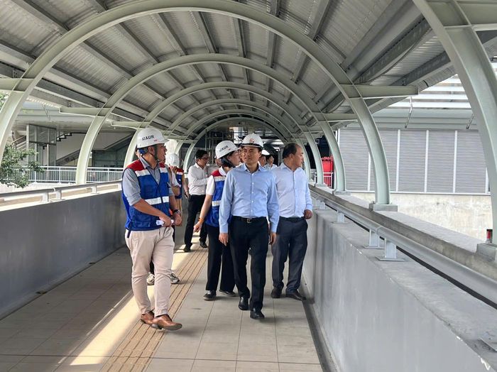 Phó Chủ tịch UBND TPHCM Bùi Xuân Cường kiểm tra hệ thống nhà ga tuyến Metro số 1 Bến Thành - Suối Tiên trước khi đưa vào phục vụ hành khách