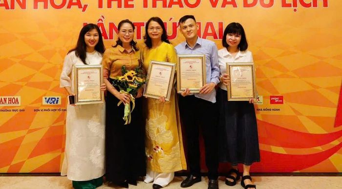  Nhóm tác giả thực hiện loạt phóng sự truyền hình "Thắp sáng sự học vùng DTTS" của Đài Truyền hình Tuyên Quang. (Ảnh: NVCC) 