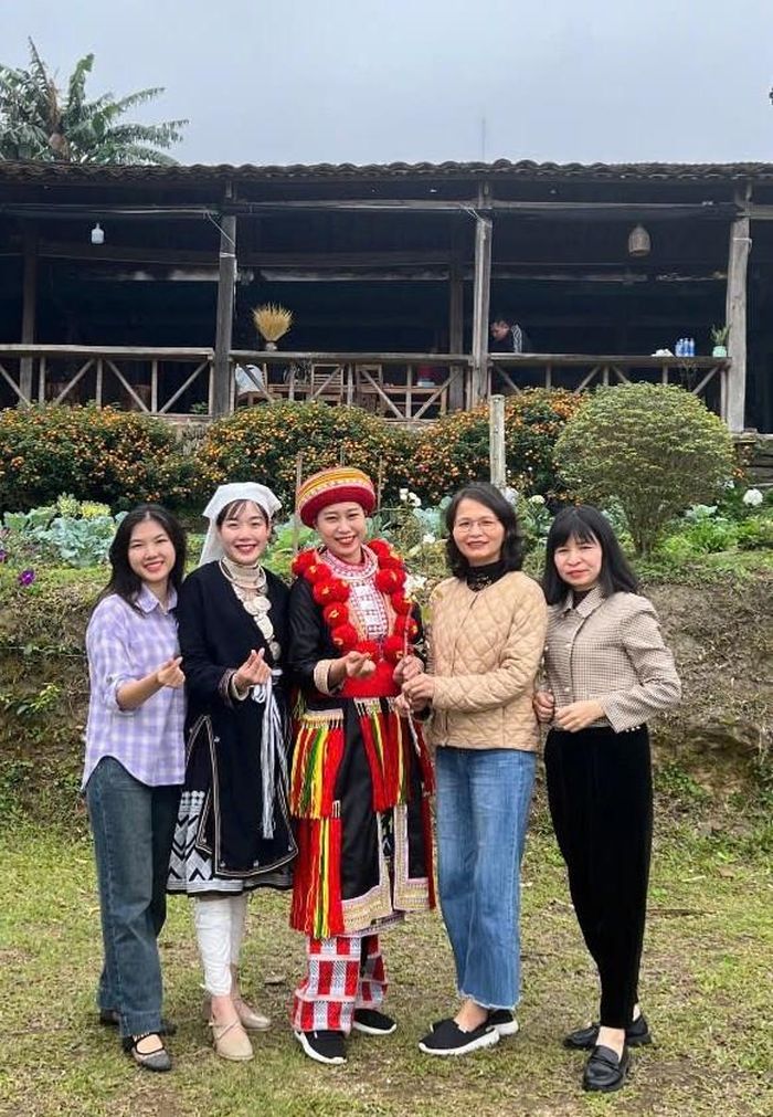  Tác giả Chu Thị Ngọc Bích (ngoài cùng bên trái), tác giả Ma Thị Lắm (ngoài cùng bên phải). (Ảnh: NVCC) 