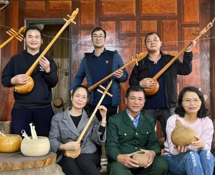  Nhà báo Tăng Thị Hà (ngoài cùng bên trái) - Phó GĐ Đài Truyền hình Tuyên Quang, nhà báo Hoàng Thị Minh Phương (ngoài cùng bên phải) trong 1 chuyến công tác. (Ảnh: NVCC) 