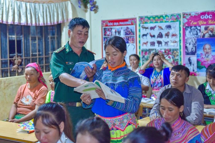 Đại úy Hơ Văn Di luôn tích cực chỉ dạy, truyền đạt kiến thức cho các học viên lớp xóa mù chữ. Ảnh: Quốc Toản