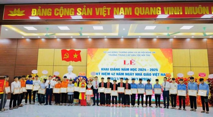 Ban Giám hiệu nhà trường trao thưởng cho các học sinh vượt khó có kết quả học tập tốt. Ảnh: Nhà trường cung cấp