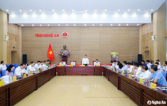 Toàn cảnh phiên họp chuyên đề UBND tỉnh tháng 11/2024. Ảnh: Phạm Bằng