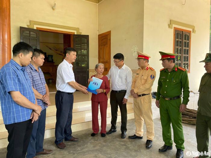 Đoàn công tác thăm gia đình có nạn nhân tử vong do tai nạn giao thông tại xã Nghĩa Long, huyện Nghĩa Đàn. Ảnh: PV