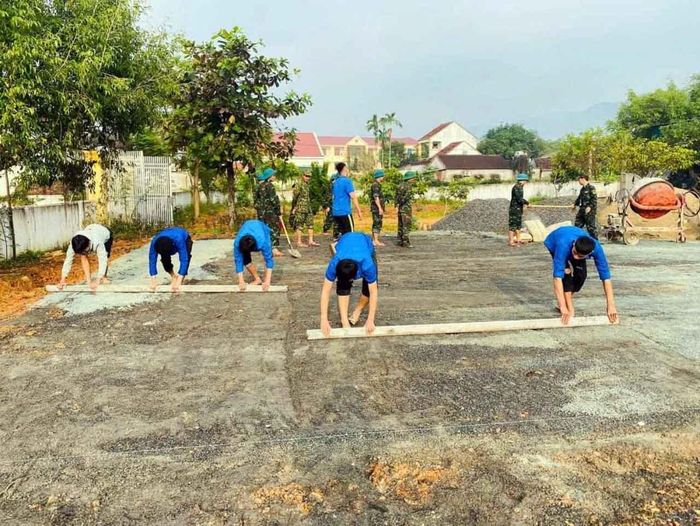 Các đảng viên trẻ của huyện Nam Đàn là lực lượng tiên phong trong nhiều hoạt động thiết thực góp phần vào công cuộc xây dựng nông thôn mới của địa phương. Ảnh tư liệu: Minh Quân - CSCC