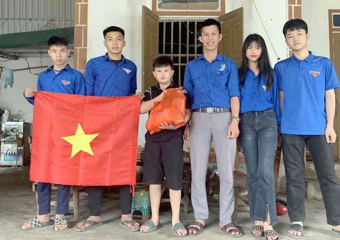 Trần Văn Quyết – Bí thư Đoàn xã Nam Anh (thứ 3 từ phải sang) cá nhân được tuyên dương điển hình "Học tập và làm theo tư tưởng, đạo đức, phong cách Hồ Chí Minh" tại huyện Nam Đàn. Ảnh tư liệu nhân vật cung cấp