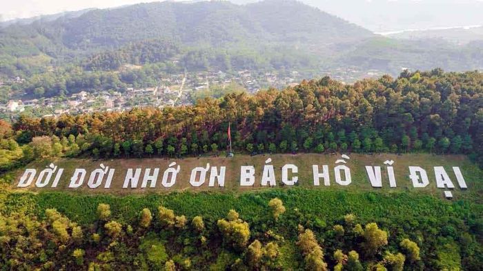 Năm 1947, để ca ngợi công ơn của Chủ tịch Hồ Chí Minh, một đơn vị bộ đội hành quân qua và dừng chân trên địa bàn huyện đã phối hợp cùng đoàn viên, thanh niên địa phương khắc nên dòng chữ “Chủ tịch Hồ Chí Minh muôn năm” trên dãy núi Thiên Nhẫn. Ảnh tư liệu: Huyện đoàn Nam Đàn