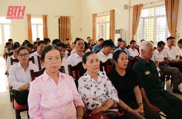Các đại biểu và cử tri dự buổi tiếp xúc cử tri.